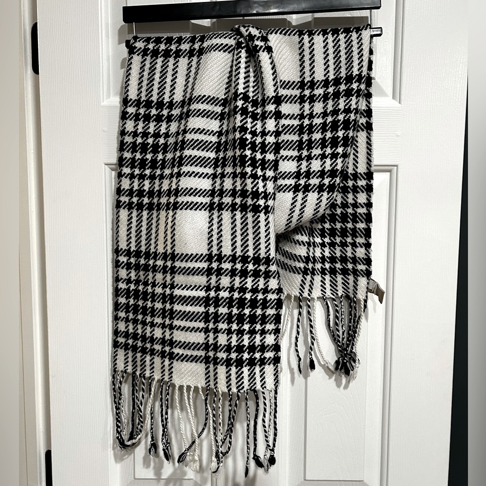 Banana Republic black and white plaid scarf